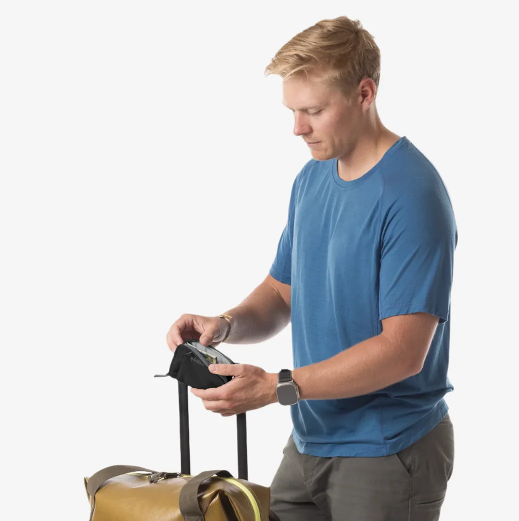 Eagle Creek  Stash RFID Zip Wallet - Black - Image 9