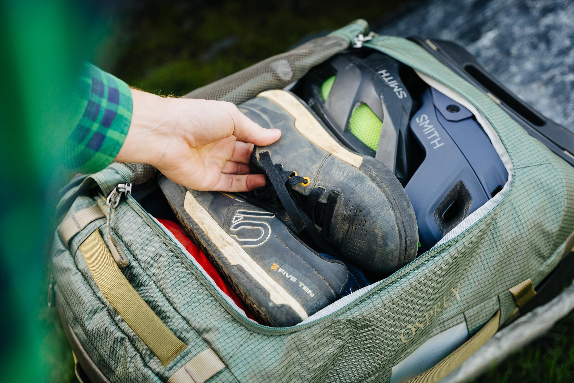 Osprey  Transporter™ Wheeled Duffel 40 - Pine Leaf/Earl Grey - Image 5