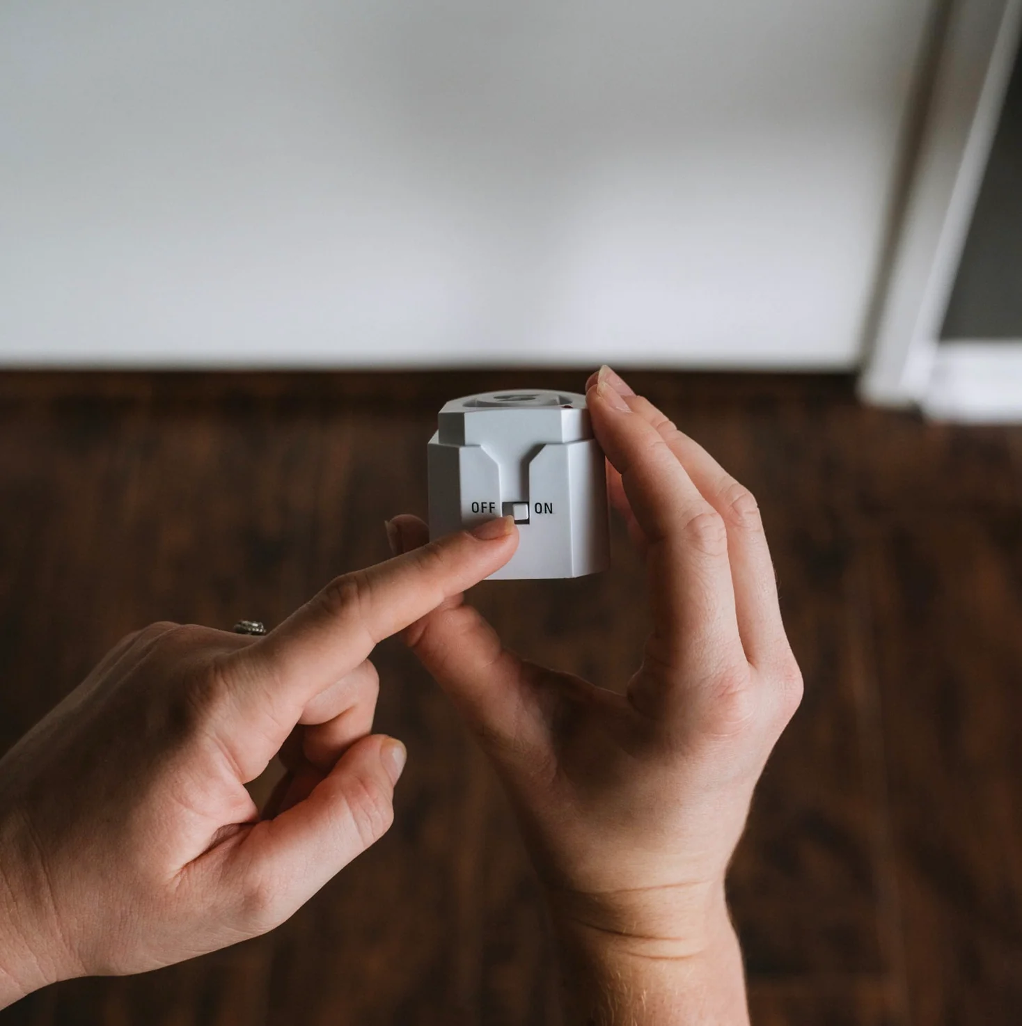 SABRE Wedge Door Stop Alarm - Image 4